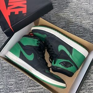 Nike Men's Black and Green Sneakers